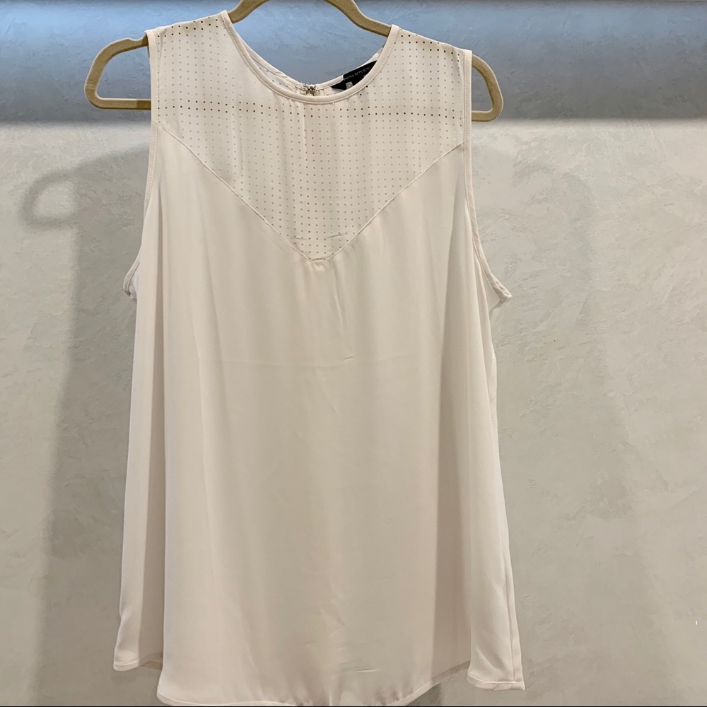 Two Banana Republic XL tanks off white & black